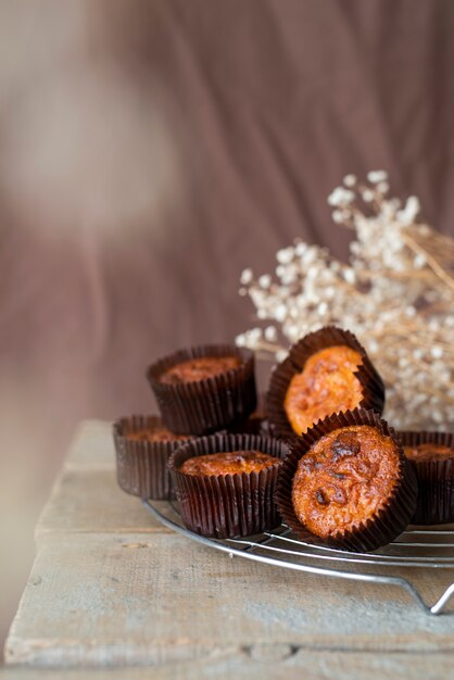 Disposizione di muffin deliziosi ad alto angolo