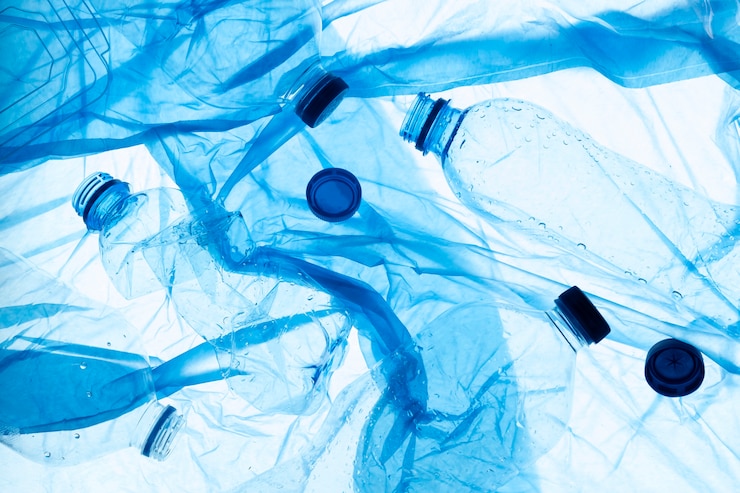 Foto gratuito disposizione di oggetti di plastica cestinati