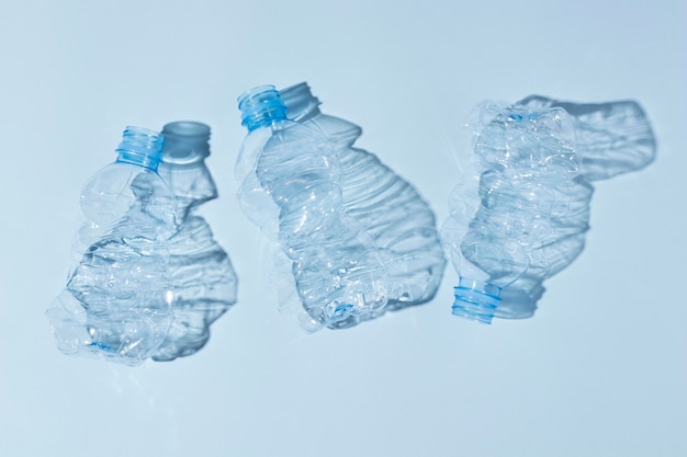 Disposizione di oggetti in plastica non ecologica