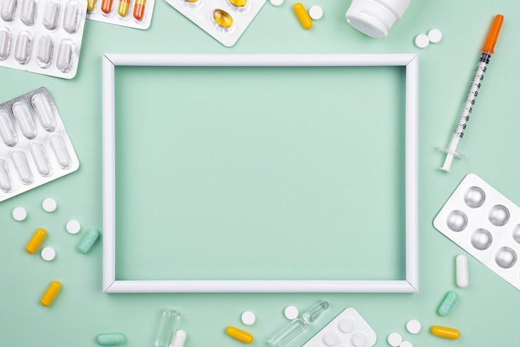 Foto gratuito disposizione di oggetti medici con cornice vuota