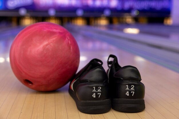 Disposizione di palle da bowling e scarpe