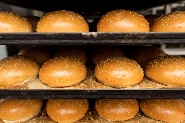 Disposizione di pane appena sfornato