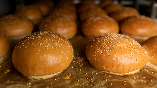 Disposizione di pane appena sfornato