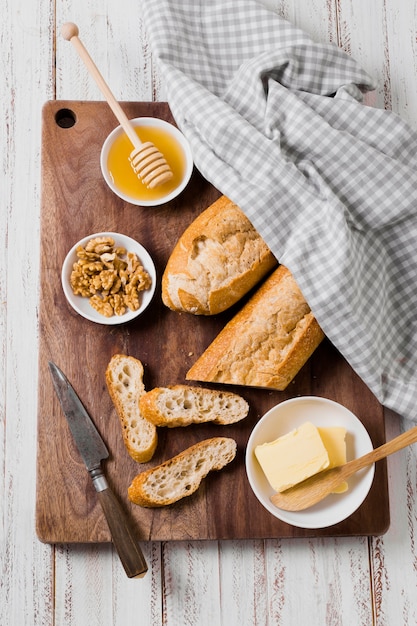 Disposizione di pane e burro con colazione al miele