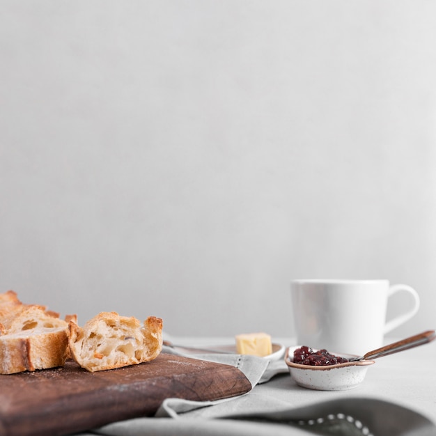 Disposizione di pane e marmellata