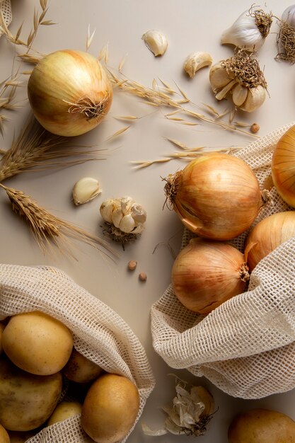 Disposizione di patate e cipolle vista dall'alto