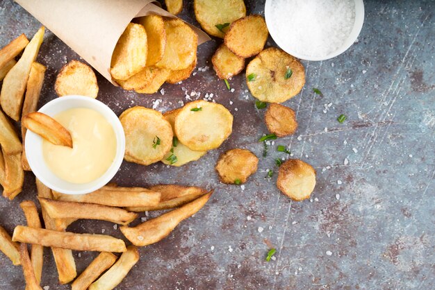 Disposizione di patatine fritte e patatine fritte con spazio di copia