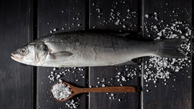 Disposizione di pesce crudo per cucinare