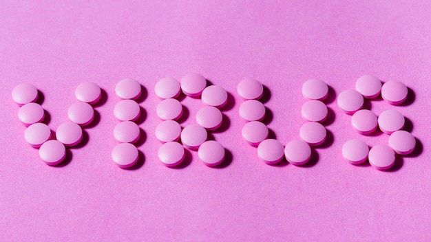 Disposizione di pillole viola vista dall'alto