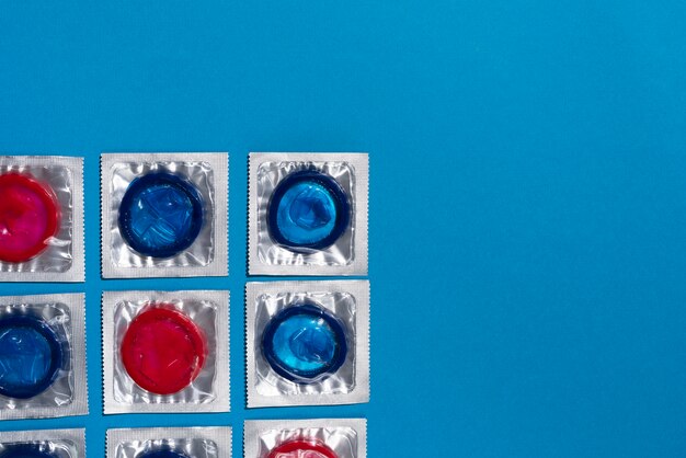 Disposizione di preservativi blu e rossi distesi
