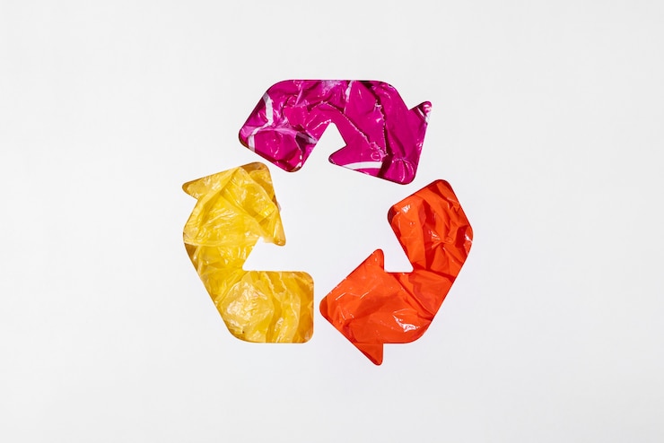 Foto gratuito disposizione di sacchetti di plastica colorati vista dall'alto