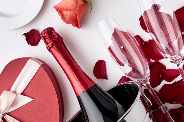 Disposizione di San Valentino con champagne e bicchieri close-up