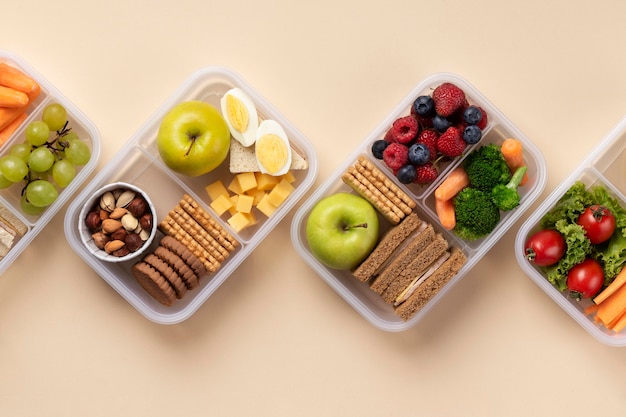Disposizione di scatole per il pranzo di cibo sano