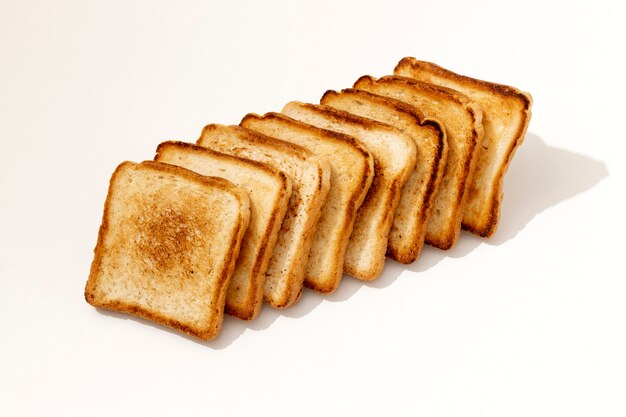 Disposizione di toast gustosi ad alto angolo