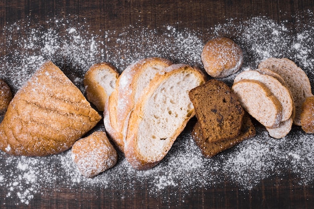 Disposizione di vari tipi di pane e farina vista dall'alto