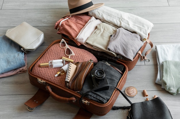 Disposizione di vestiti e accessori in valigia