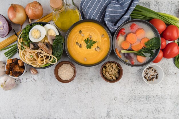 Disposizione di zuppe e ingredienti fatti in casa