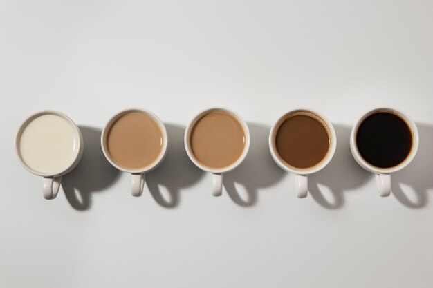 Disposizione differente delle tazze di caffè sopra la vista