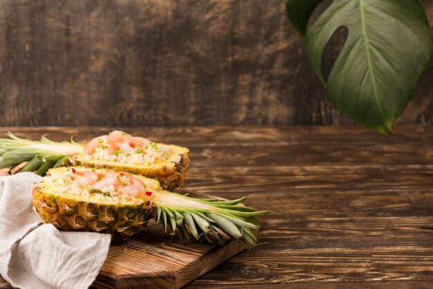 Disposizione esotica con ananas e frutti di mare copia spazio