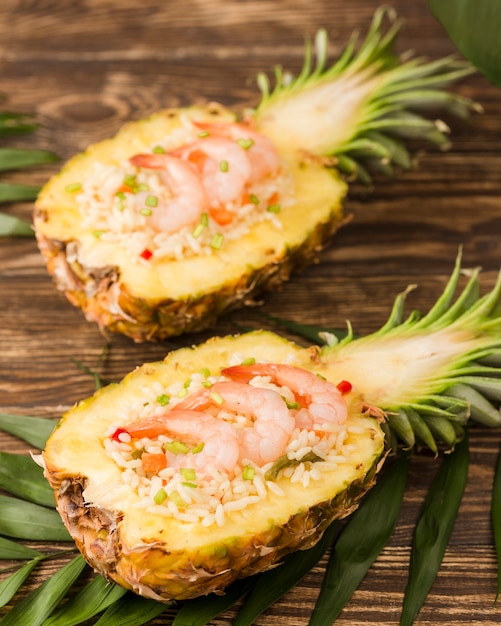 Disposizione esotica con vista dall'alto di ananas e frutti di mare