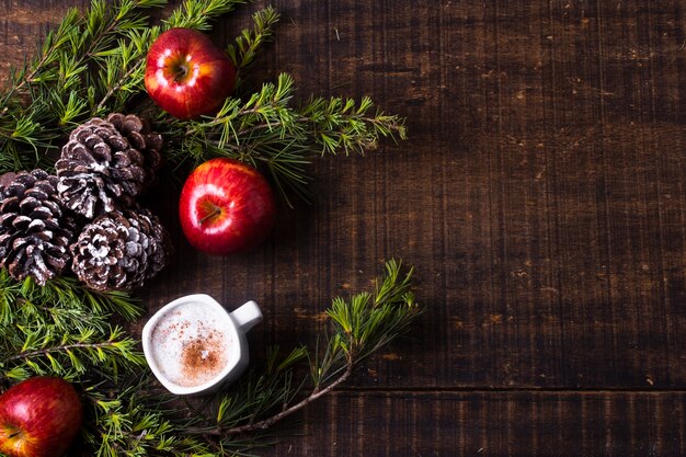 Disposizione festiva con i regali di natale e lo spazio della copia