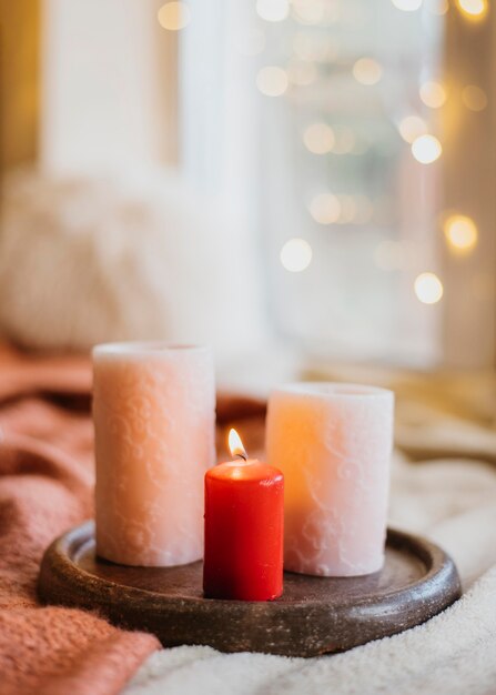 Disposizione hygge invernale con candele