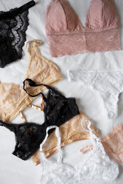 Disposizione lingerie femminile ancora in vita