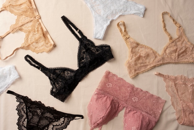 Disposizione lingerie femminile ancora in vita