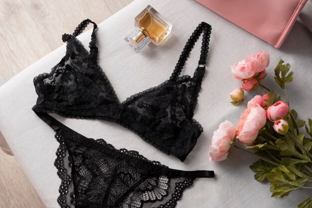 Disposizione lingerie femminile ancora in vita