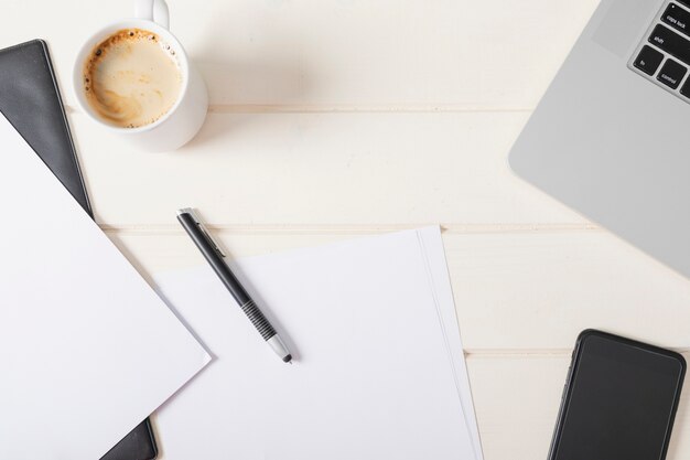 Disposizione minimalista dell'ufficio con documenti vuoti