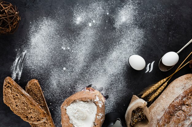 Disposizione piana degli ingredienti del pane con lo spazio della copia