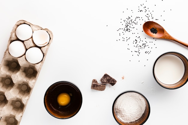 Disposizione piana degli ingredienti del pane su fondo bianco
