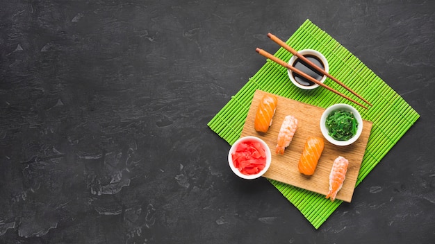 Disposizione piana dei sushi di disposizione con lo spazio della copia
