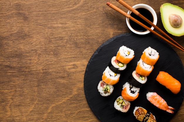 Disposizione piana dei sushi di disposizione con lo spazio della copia