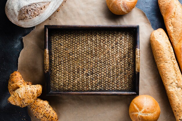 Disposizione piana del cestino e del pane sulla teglia