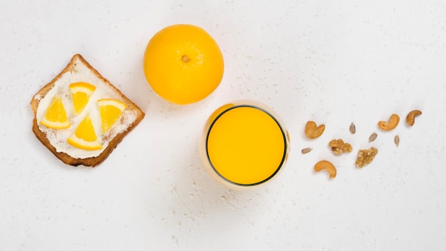 Disposizione piana del concetto delizioso della prima colazione