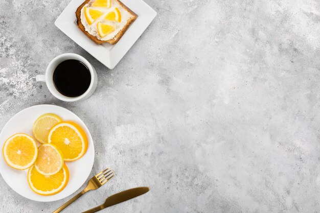 Disposizione piana del concetto delizioso della prima colazione