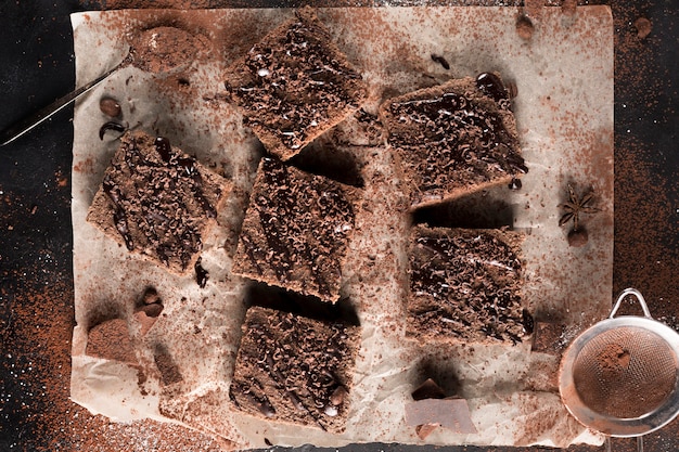 Disposizione piana del concetto delizioso della torta di cioccolato