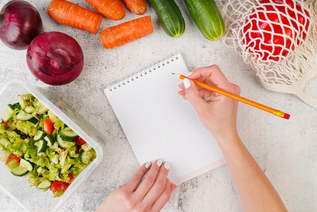 Disposizione piana del concetto dell'alimento con lo spazio della copia