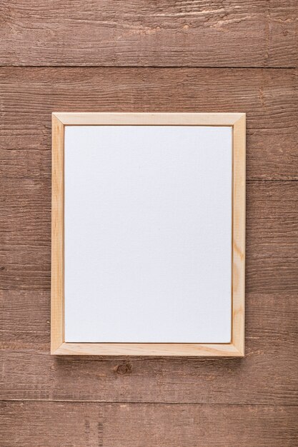 Disposizione piana del menu in bianco su superficie di legno