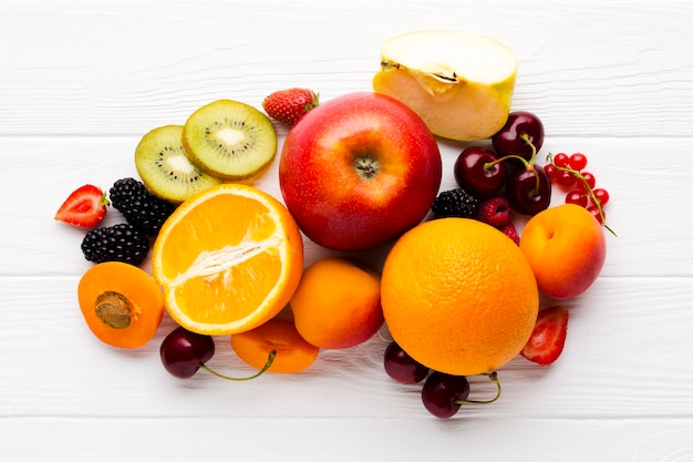 Disposizione piana della composizione della frutta sul ripiano del tavolo