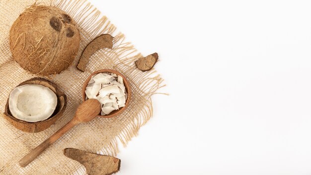 Disposizione piana della noce di cocco su tela da imballaggio con lo spazio della copia