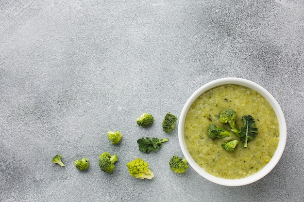 Disposizione piana della zuppa di broccoli laica con spazio di copia