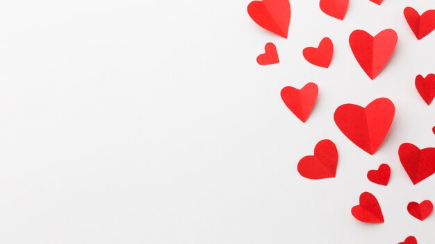 Disposizione piana delle forme del cuore di carta di San Valentino