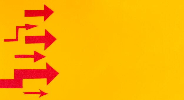 Disposizione piana delle frecce rosse differenti con lo spazio della copia