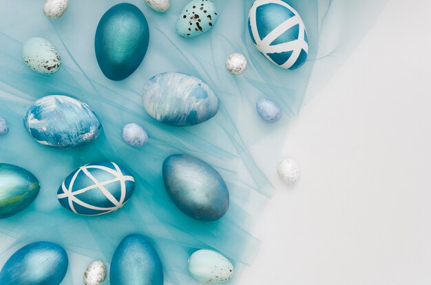 Disposizione piana delle uova di Pasqua dipinte con lo spazio della copia
