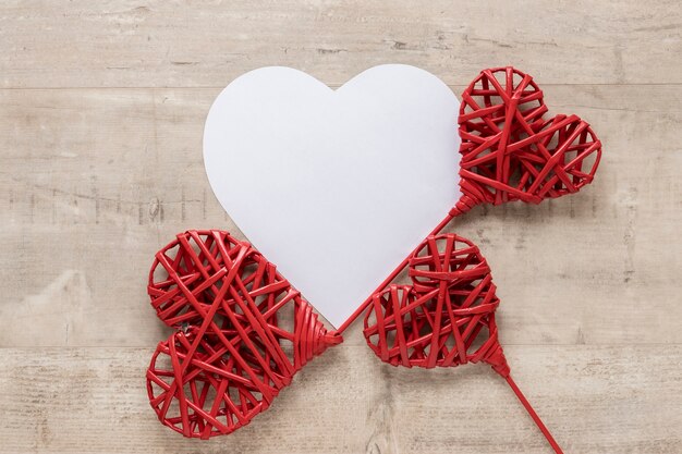 Disposizione piana di carta a forma di cuore per San Valentino