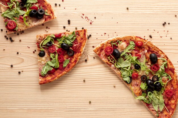 Disposizione piana di disposizione con pizza e fondo di legno