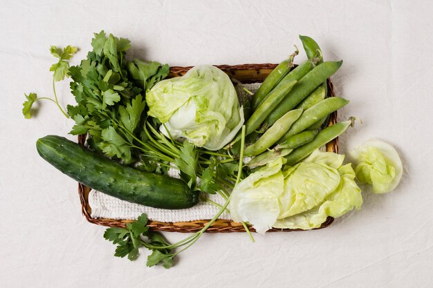 Disposizione piana di insalata e assortimento di merce nel carrello delle verdure