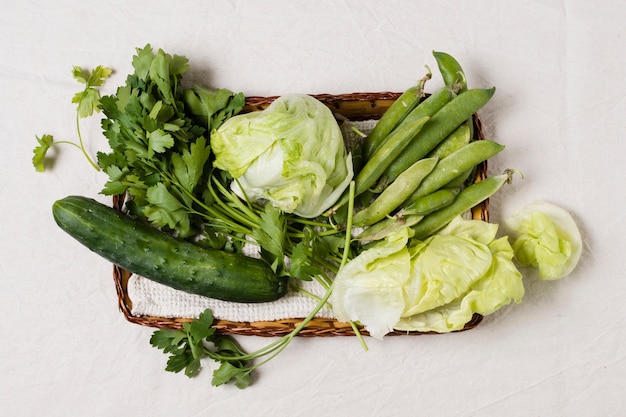 Disposizione piana di insalata e assortimento di merce nel carrello delle verdure